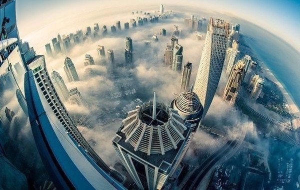 Dubai chỉ có mùa hè, khí hậu vô cùng lý tưởng Vào mùa xuân và mùa hè, nhiệt độ ở Dubai có thể lên tới 48 độ C và độ ẩm cao. Do có lượng bụi lớn trong không khí nên bầu trời đất nước này thường có màu tro xám.