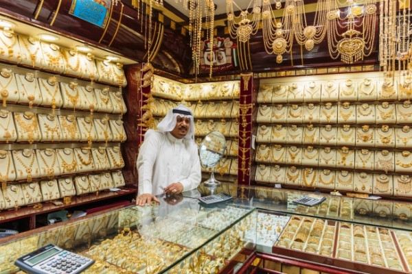 Dubai giàu lên nhờ dầu mỏ Trước khi trở thành cường quốc dầu mỏ, công việc chính giúp người dân Dubai thu lợi là buôn bán ngọc trai. Ngọc trai được coi là một phần trong lịch sử phát triển kinh tế của Dubai, có mặt ở hầu hết viện bảo tàng và trung tâm văn hóa.