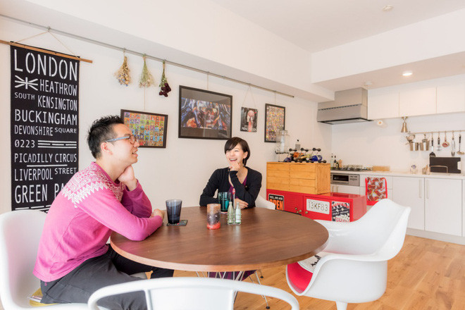 Anh Santo và vợ đã thống nhất sắp xếp các khu vực chức năng ở 4 góc của căn hộ. Khu vực chính giữa là không gian sinh hoạt chung. Các bức tường trong nhà đều được tận dụng để đặt đồ trang trí và làm không gian lưu trữ đồ đạc. Nhờ thế căn hộ trông ấn tượng và bắt mắt hơn. Căn hộ này có khung cửa sổ khá lớn giúp đón được nhiều ánh sáng vào trong nhà. Tạo cảm giác thoáng mát và sáng sủa hơn.