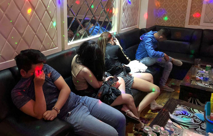 Tại thời điểm kiểm tra, lực lượng chức năng phát hiện trong 3 căn phòng của quán karaoke đang có 16 người (10 nữ, 6 nam) đang tổ chức sử dụng ma tuý.