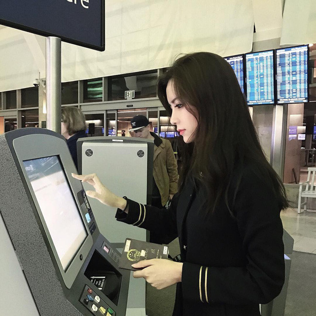 Đã có không ít những cô gái được dân mạng truy lùng vì bức ảnh chụp nghiêng xinh đẹp. Cô gái trong bức ảnh dưới đây tiếp tục là một trong những cô gái khiến các chàng trai 'yêu ngay từ cái nhìn đầu tiên'.