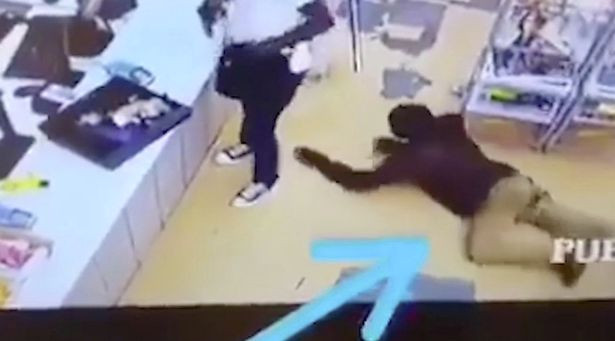 Bi hài tên cướp mải lấy tiền, bị trộm lại lúc nào chả hay Bi hai ten cuop mai lay tien, bi trom lai luc nao cha hay