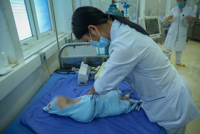 Vụ bé gái tử vong sau tiêm vắc-xin: Thêm nhiều trẻ nhập viện - Hình 6 Vu be gai tu vong sau tiem vac-xin: Them nhieu tre nhap vien-Hinh-6