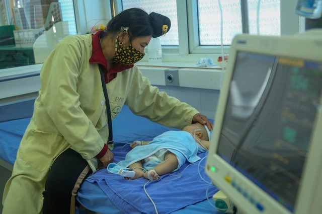 Vụ bé gái tử vong sau tiêm vắc-xin: Thêm nhiều trẻ nhập viện - Hình 2 Vu be gai tu vong sau tiem vac-xin: Them nhieu tre nhap vien-Hinh-2