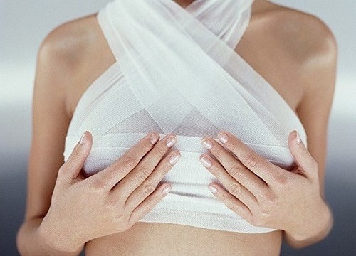 Bất ngờ với lý do nâng ngực làm đẹp của mẹ đơn thân Bat ngo voi ly do nang nguc lam dep cua me don than