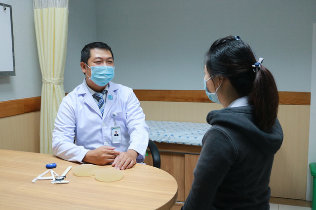 Đặt túi ngực dởm, người phụ nữ đau đớn vì ngực vỡ, biến dạng - Hình 3 Dat tui nguc dom, nguoi phu nu dau don vi nguc vo, bien dang-Hinh-3