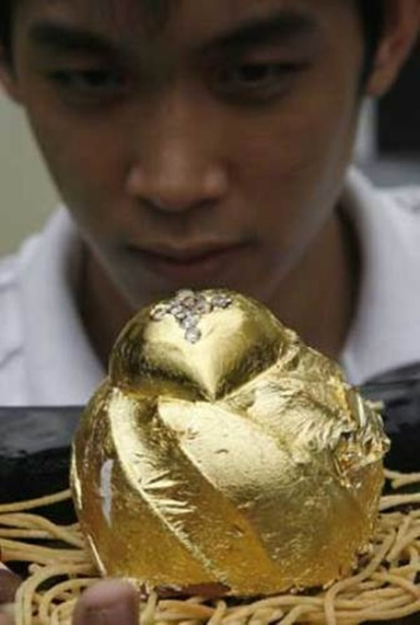 Choáng với món bánh socola đính 15 viên kim cương, phủ 24 carat vàng - Hình 2 Choang voi mon banh socola dinh 15 vien kim cuong, phu 24 carat vang-Hinh-2