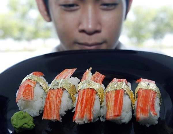Choáng với món bánh socola đính 15 viên kim cương, phủ 24 carat vàng - Hình 3 Choang voi mon banh socola dinh 15 vien kim cuong, phu 24 carat vang-Hinh-3
