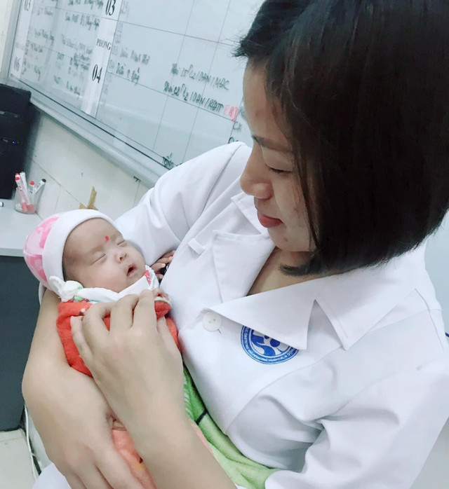 Hành trình sống sót kỳ diệu của bé sơ sinh nhẹ cân nhất Việt Nam - Hình 2 Hanh trinh song sot ky dieu cua be so sinh nhe can nhat Viet Nam-Hinh-2