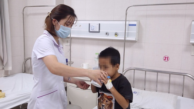 Con nguy kịch vì cha mẹ cho uống thuốc nam trị bệnh thận Con nguy kich vi cha me cho uong thuoc nam tri benh than