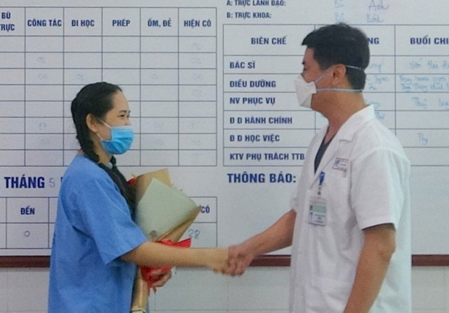 Nữ điều dưỡng phản ứng nặng sau tiêm vaccine COVID-19 xuất viện Nu dieu duong phan ung nang sau tiem vaccine COVID-19 xuat vien