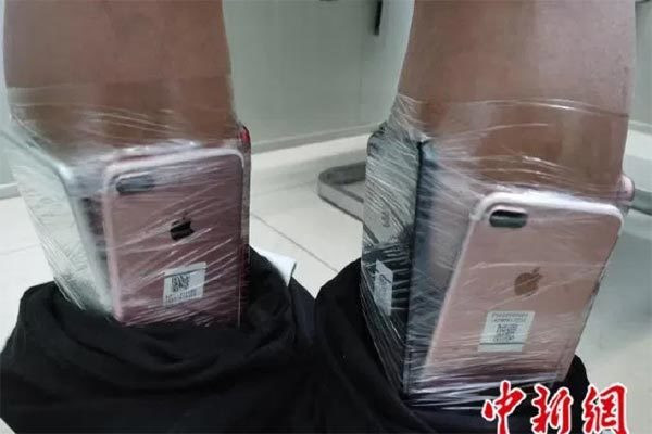Chiêu trò buôn lậu iPhone cực độc dị, cảnh sát "sốc"... - Hình 2 Chieu tro buon lau iPhone cuc doc di, canh sat