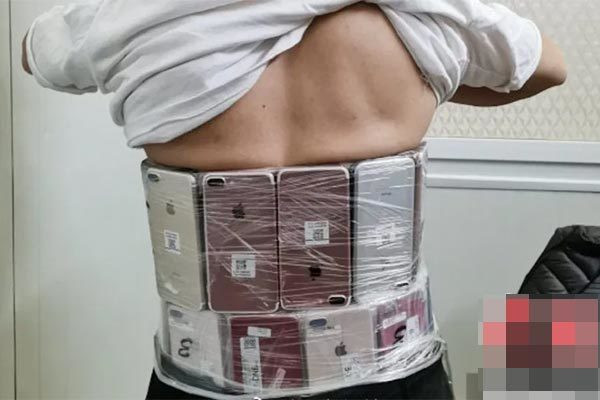 Chiêu trò buôn lậu iPhone cực độc dị, cảnh sát "sốc"... Chieu tro buon lau iPhone cuc doc di, canh sat