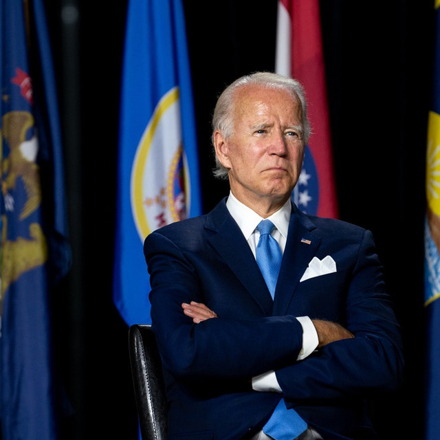 Vì sao ông Joe Biden luôn dùng khăn bỏ túi sáng màu? Vi sao ong Joe Biden luon dung khan bo tui sang mau?