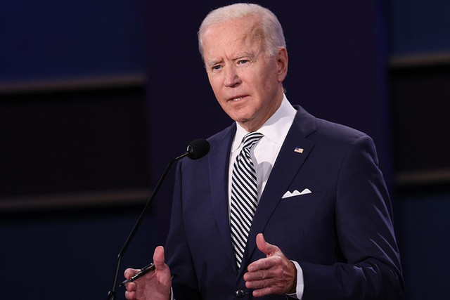 Vì sao ông Joe Biden luôn dùng khăn bỏ túi sáng màu? - Hình 2 Vi sao ong Joe Biden luon dung khan bo tui sang mau?-Hinh-2