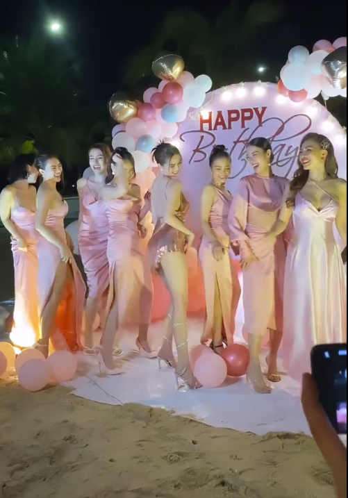 Soi chiếc váy mỏng manh Ngọc Trinh diện trong tiệc sinh nhật khiến fan "xịt máu mũi" - Hình 3 Soi chiec vay mong manh Ngoc Trinh dien trong tiec sinh nhat khien fan