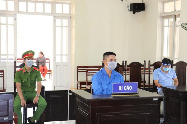 Đánh cán bộ chống dịch, hai người lĩnh án tù - Hình 2 Danh can bo chong dich, hai nguoi linh an tu-Hinh-2