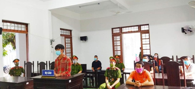 Đánh cán bộ chống dịch, hai người lĩnh án tù Danh can bo chong dich, hai nguoi linh an tu
