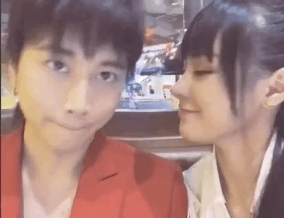Karik phản ứng lạ khi bạn gái liếm má giữa nơi công cộng - Hình 2 Karik phan ung la khi ban gai liem ma giua noi cong cong-Hinh-2