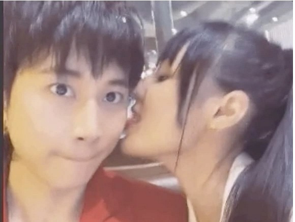 Karik phản ứng lạ khi bạn gái liếm má giữa nơi công cộng - Hình 3 Karik phan ung la khi ban gai liem ma giua noi cong cong-Hinh-3