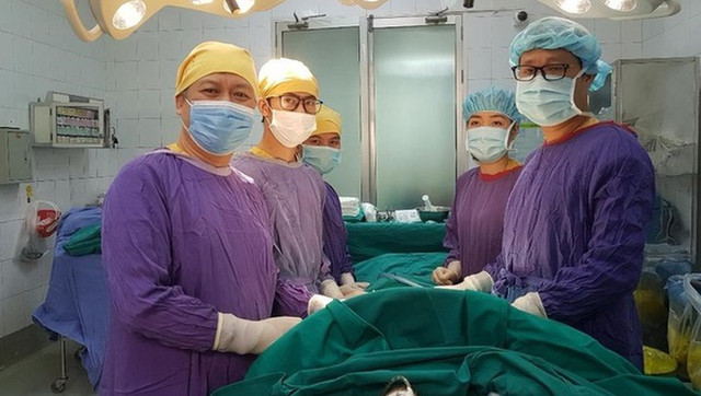 Cứu sống "dị nhân" nuốt dao lam, bác sỹ "mò" được đống đồ trong dạ dày Cuu song