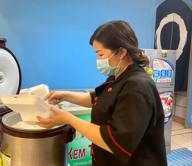 Tấm biển 'Hàng tặng shipper, không bán' ấm lòng ở TP.HCM - Hình 4 Tam bien 'Hang tang shipper, khong ban' am long o TP.HCM-Hinh-4