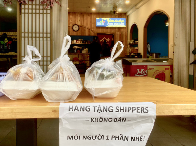 Tấm biển 'Hàng tặng shipper, không bán' ấm lòng ở TP.HCM - Hình 2 Tam bien 'Hang tang shipper, khong ban' am long o TP.HCM-Hinh-2