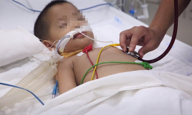 Bé 3 tuổi nguy kịch do biến chứng tay chân miệng Be 3 tuoi nguy kich do bien chung tay chan mieng