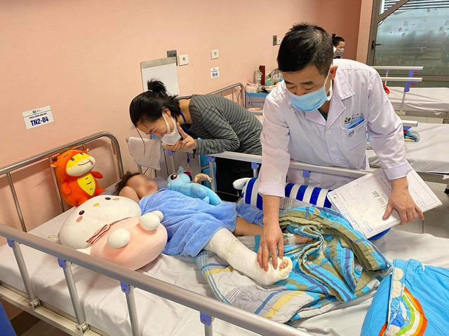 Bé gái rơi từ tầng 13 sức khỏe ổn định, sắp xuất viện Be gai roi tu tang 13 suc khoe on dinh, sap xuat vien