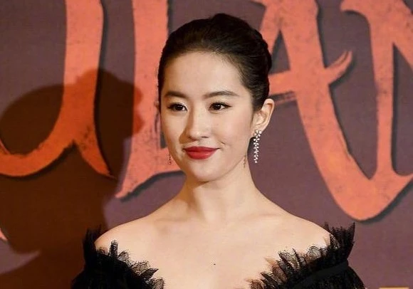 Lưu Diệc Phi ngày càng lộ cằm nọng, thân hình mũm mĩm 