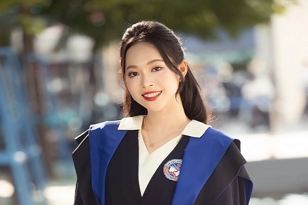 Á hậu Trịnh Thùy Linh rạng rỡ nhận bằng tốt nghiệp thủ khoa