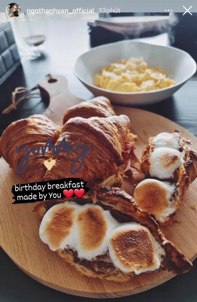 Cô còn khoe được "người thương" nấu cho bữa ăn sáng nhân ngày sinh nhật. Gần đây, cặp đôi thường xuyên xuất hiện cùng nhau và có những cử chỉ tình cảm ấm áp khiến dân tình không khỏi mừng rỡ. Cuối cùng nàng "đả nữ" tài sắc vẹn toàn của điện ảnh Việt cũng đã tìm được "bến đỗ" của đời mình. Người hâm mộ cặp đôi sớm công khai tình cảm với khán giả trong thời gian tới.