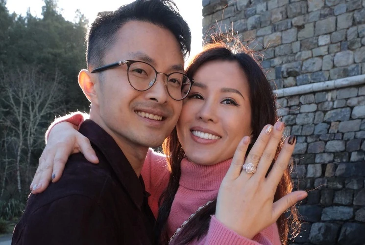 Hoa hậu Thu Hoài được tình trẻ cầu hôn bằng nhẫn kim cương