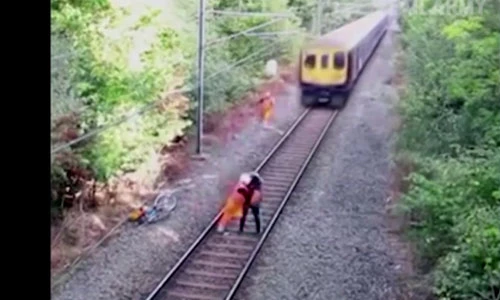 Video: Đeo tai nghe khi ra đường và tình huống chết khiếp