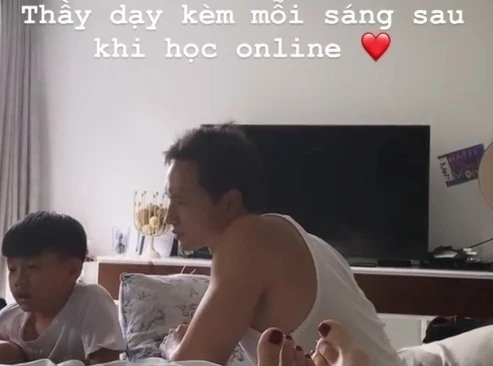 Hồ Ngọc Hà nằm thảnh thơi ngắm Kim Lý dạy Subeo học bài