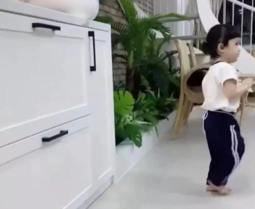 Con gái Trường Giang - Nhã Phương lộ mặt cute, làm việc nhà thoăn thoắt