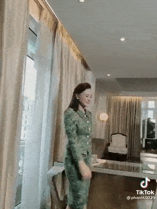 Thế nhưng clip hậu trường được một người hâm mộ đăng tải ở ngay phần bình luận lại mang đến cái nhìn chân thực hơn về Phương Oanh "Hương vị tình thân".