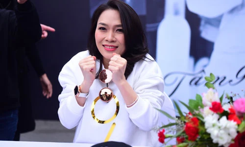 Mỹ Tâm co người trong cái rét của Hà Nội ký tặng fan