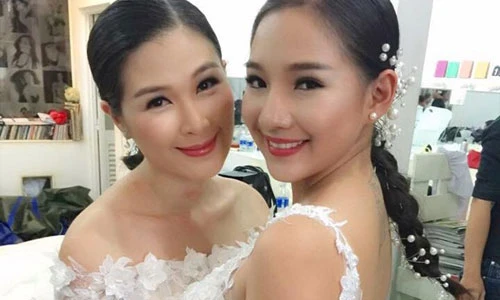 Vợ Duy Nhân làm mẫu trang phục cưới