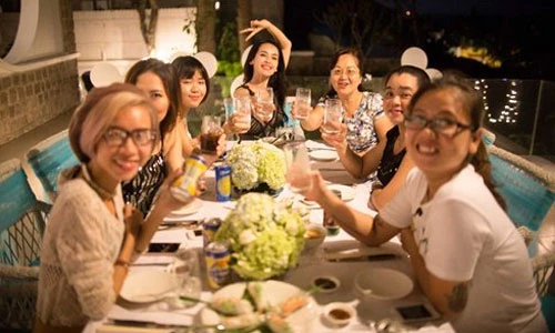 Cận cảnh tiệc chia tay cuộc sống độc thân của Tú Vi