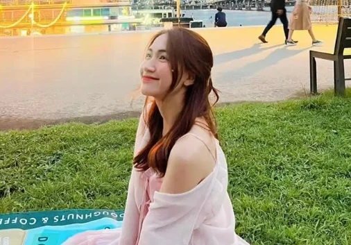 Hòa Minzy để lộ nhược điểm hình thể khi tạo dáng hững hờ