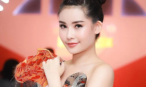 Hoa hậu Đại dương Ngân Anh làm vedette trên sàn diễn