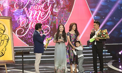 NSƯT Kim Xuân cùng con dâu lên sâu khấu ủng hộ Huy Luân