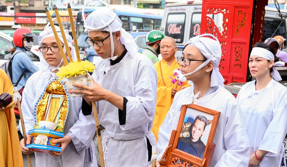 Vợ con nghệ sĩ Xuân Hiếu khóc nghẹn trong lễ đưa tang