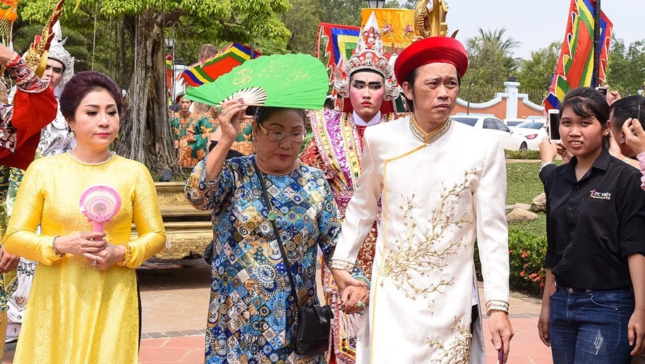 Sao Việt tấp nập giỗ Tổ nghề tại nhà thờ của Hoài Linh