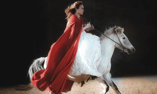 Mỹ Tâm hóa công chúa, cưỡi ngựa quay MV "khủng"
