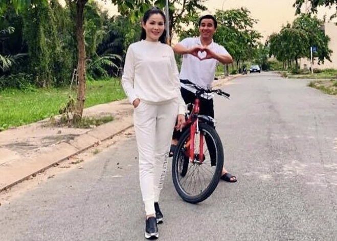 Quyền Linh khoe ảnh hạnh phúc bên vợ đại gia sau 13 năm cưới