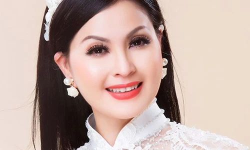 Yến Vy đẹp mặn mà sau 10 năm rời khỏi showbiz Việt