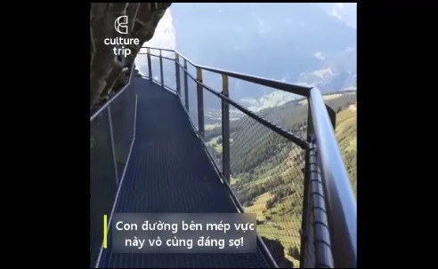 Video: Hoảng hồn với cây cầu lao thẳng ra vách núi chênh vênh