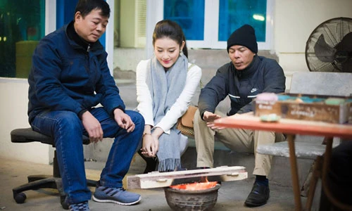 Á hậu Huyền My co ro đi từ thiện trong giá rét